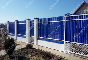 Фото забора из синего штакетника в Черкесске